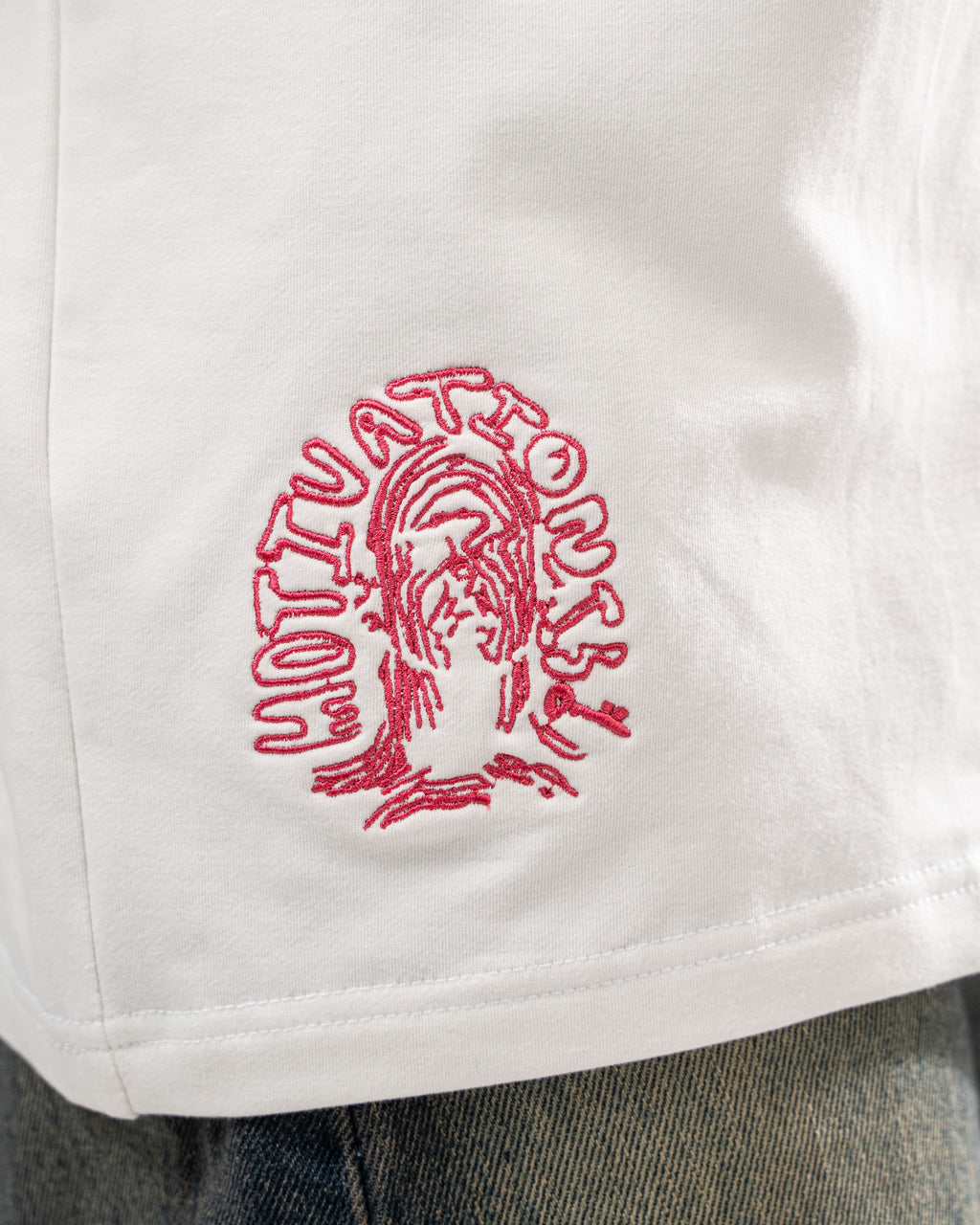 WHITE MOTIVATION BASIC TEE